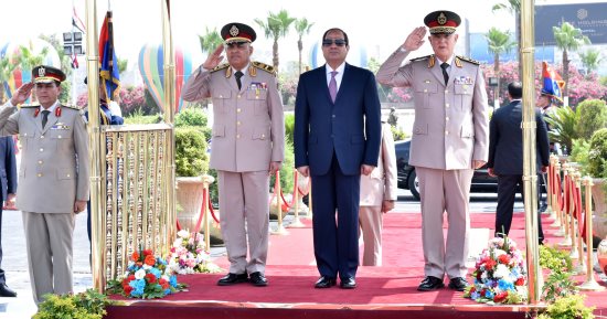 موجز أخبار الساعة 1 .. السيسى يضع إكليلا من الزهور على قبر الجندى المجهول
