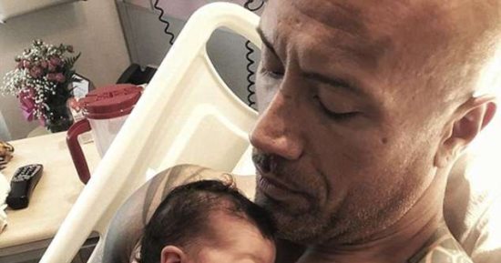 The Rock يستقبل ابنته الثالثة.. وينشر صورتها الأولى