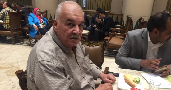 رئيس البرلمان ينتقد نائبا لارتدائه قميصا: "مش هحول المجلس ملعب كورة"