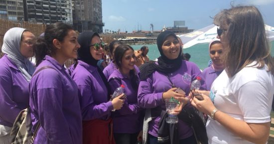 القنصلية البريطانية بالإسكندرية تتبنى مبادرة لتنظيف شاطئ "الثغر" بيوم الأرض 