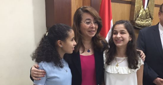 غادة والى تداعب طفلتين من ذوى الإعاقة البصرية وتلتقط صورا معهم