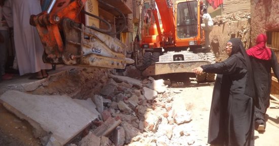 صور..مديرة المتابعة الميدانية بالأقصر تتابع أعمال رفع كفاءة شوارع "أبو الجود"