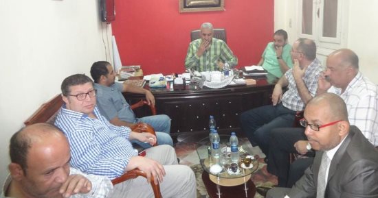 رئيس مدينة الأقصر يبحث مع أصحاب شركات السياحة تطوير منظومة عربات الحنطور