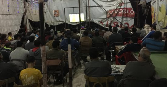 فيديو وصور.. زحام بمقاهى قرية محمد صلاح بالغربية لمتابعة مباراة ليفربول