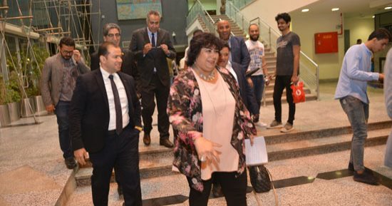 وصول وزيرة الثقافة وإلهام شاهين المسرح القومى لحضور تكريم عزت العلايلى