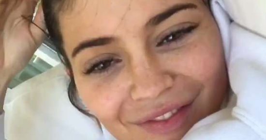 من غير ماكياج.. كيلى جينر تلتقط الـSELFIE مع ابنتها النائمة