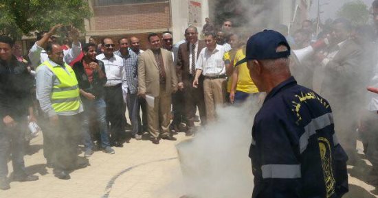 صور.. تجربة إخلاء وهمى لمبنى تربية أسيوط لمواجهة الأزمات والكوارث