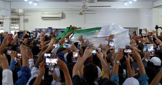 صور.. الآلاف بماليزيا يودعون جثمان الشهيد الفلسطينى "البطش" قبل قدومه لمثواه الأخير