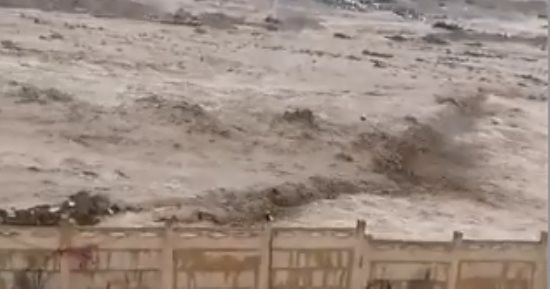 قارئ يشارك بفيديو للسيول بطريق العين السخنة