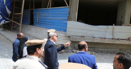 صور.. حملة لإزالة الأعمال المخالفة ببرج سكنى بمدينة قنا