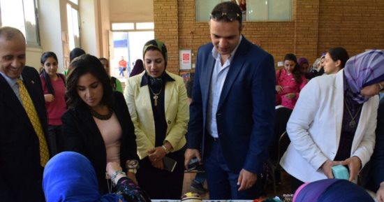 صور .. التطوير الوظيفى ينظم معرض منتجى لبيع المنتجات اليدوية بكلية التربية
