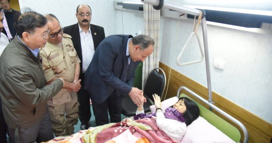 صور ..محافظ الإسكندرية: تقديم الرعايا الطبية للمصابين الصينين فى حادث الصحراوى