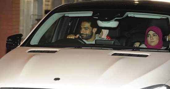 محمد صلاح يغادر ملعب "آنفيلد" مع نجوم ليفربول بعد ملحمة روما.. صور
