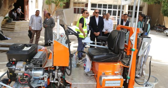 محافظ قنا : ​ماكينة تخطيط طرق جديدة لدعم منظومة النظافة 