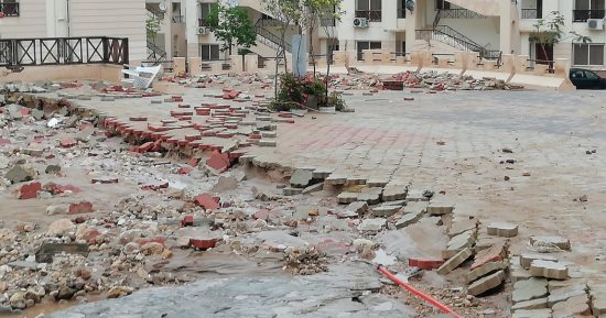 صور.. السيول تضرب قرى سياحية بالعين السخنة وتدمر أجزاءً من شاليهات