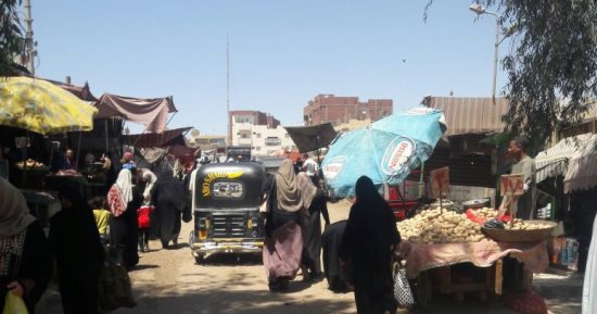 قارئ يشكو فوضى الـ"توك توك" والباعة الجائلين بمنطقة السيل فى أسوان