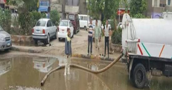 صور.. الحكومة تكثف جهودها لإزالة آثار مياه الأمطار بالمناطق المتضررة