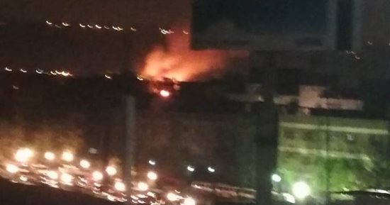 تصاعد اﻷدخنة والنيران بحريق مصنعى البساتين يتسبب فى انعدام الرؤية بالطرق