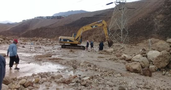 صور.. محافظة السويس تدفع بـ 10 "لوادر" بطريق السخنة لرفع آثار السيول