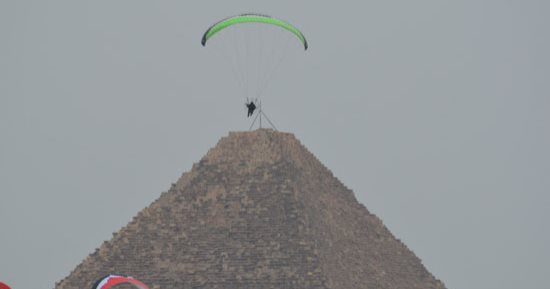 60 لاعبا من 19 دولة يشاركون فى مهرجان دولى للقفز بالمظلات فى الأهرامات
