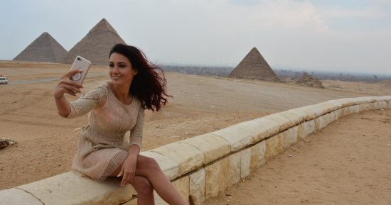 شاهد .. فوتوسيشن لملكة جمال فرنسا من قلب الهرم  