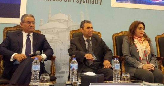 أستاذ طب نفسى: الفنان أحمد زكى دخل مستشفى نفسى ليتخلص من دوره بمسلسل الأيام