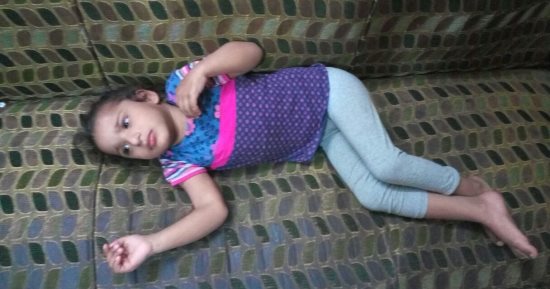 صور.. الطفلة "رؤى" تحتاج لكرسى متحرك وعمليتين بالقدم وأخرى فى العين