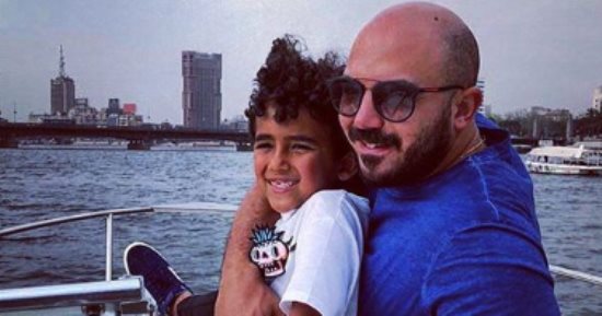 العسيلى ينشر صورة بصحبة ابنه.. معلقا: مستر على أيها السيدات والسادة