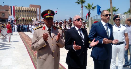 صور.. محافظ جنوب سيناء يضع إكليل الزهور على نصب الجندى المجهول بطور سيناء