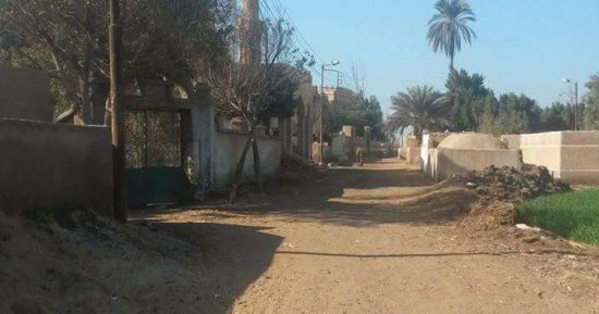 صور.. أهالى "حانوت بحرى" يطالبون محافظ الغربية برصف الطريق الوحيد للقرية