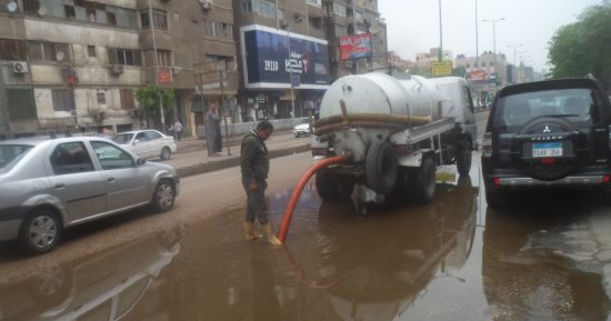 محافظة الجيزة تواصل جهودها لاحتواء آثار مياه الأمطار