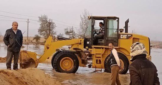 مياه القناه تسحب المياه المتراكمة من الطرق العامة بسبب الأمطار