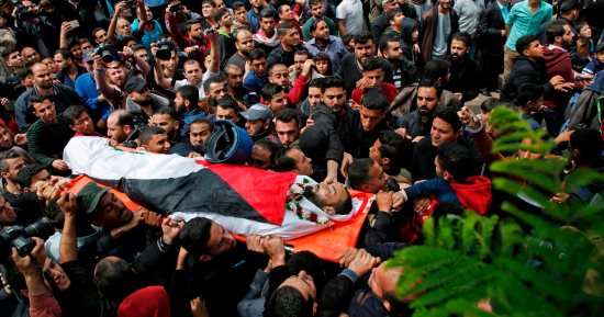 صور.. آلاف الفلسطينيين يشيعون شهيد قتل برصاص قوات الاحتلال فى غزة