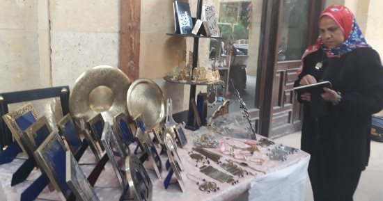 بمساعدة جوزها وابنها.."منى" 20 سنة بتحفر على النحاس فى ورشتها بالعمرانية