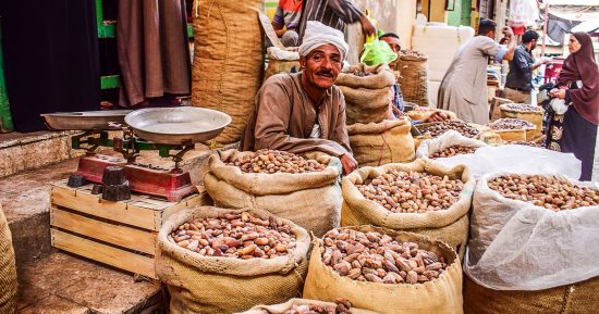 صور.. شارع الوكايل بطنطا يستعد لشهر رمضان بالفوانيس والتمور