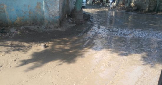 قارئ يشكو من الوحل بالطريق الرئيسى لقرية الطرفاية البدرشين فى الجيزة