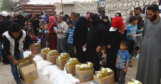 صور.. الأمم المتحدة تقدم مساعدات غذائية لأهالى الرقة السورية