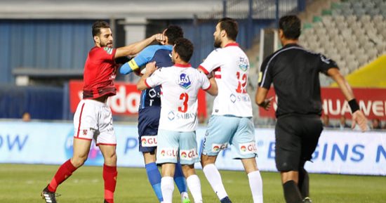 فيديو و صور.. اشتباكات بين لاعبى الأهلى والزمالك بسبب "السولية والنقاز"