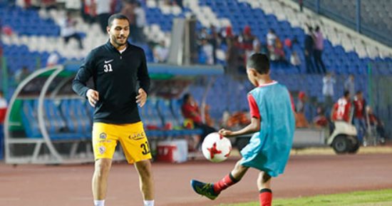 صور.. ناشئ الأهلى يجرى عملية الإحماء لحارس مرمى الزمالك