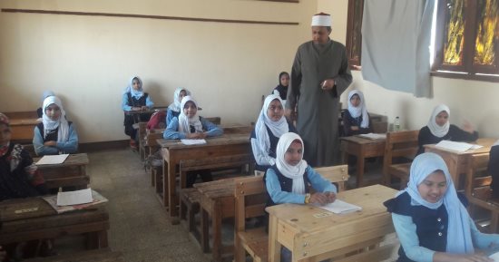 رئيس إدارة الأقصر الأزهرية يتفقد امتحانات النقل للمرحلة الابتدائية