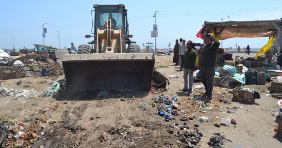 صور ..  حملة لإزالة العشوائيات بالسوق القطاعى ببلطيم فى كفر الشيخ
