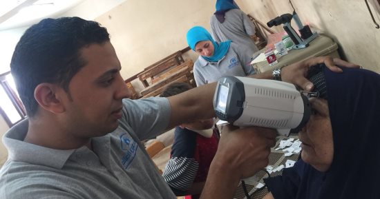 انطلاق قافلة "عنيك فى عنينا" بالمنصورة للكشف على 1200 مواطن