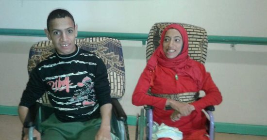 صور.. محمود وإيمان من الشرقية يعانيان ضمور المخ ويطالبان عمرة ومعاش