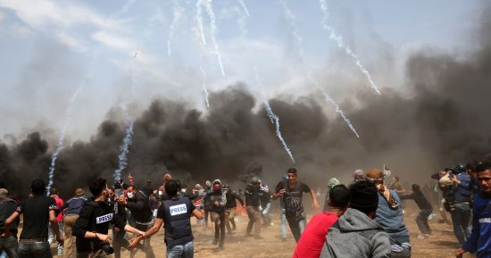 اشتباكات بين قوات الاحتلال الإسرائيلى وفلسطينيين قرب السياج الحدودى