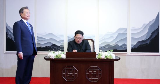 صور..الزعيم الكورى الشمالى يكتب فى دفتر زوار الجنوب: "تاريخ جديد يبدأ الآن"