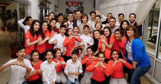 صور.. بشار الأسد وزوجته يزوران مدرسة بنات الشهداء فى العاصمة السورية 