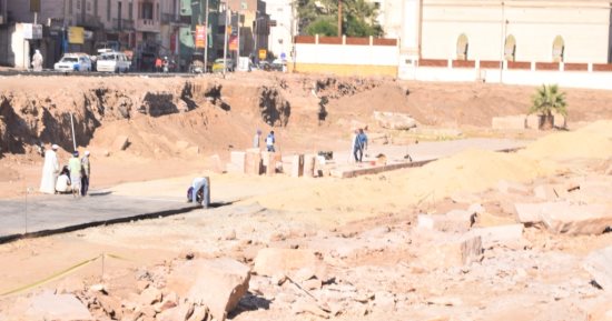 أطقم فنية لصيانة خطوط الكهرباء والمياه المتضررة من إزالة نجع أبو عصبة بالأقصر