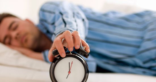 اعرف جسمك.. كيف يتحكم هرمون الميلاتونين فى نومك واستيقاظك ؟