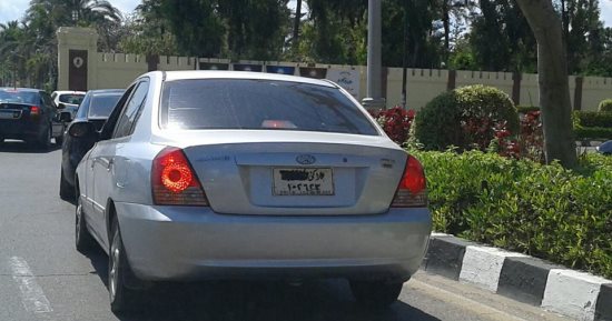 قارئ يرصد سيارة ملاكى تسير بلوحات معدنية مطموسة فى المنتزه بالإسكندرية