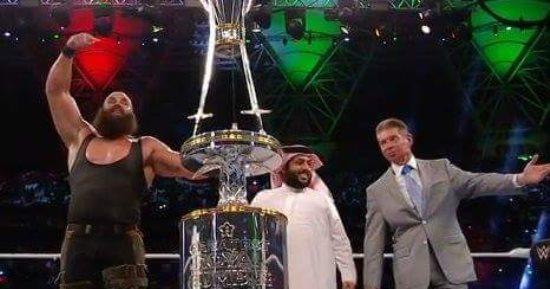 فيديو.. تركى آل شيخ يهدى كأس رويال رامبل للمصارع سترومان
